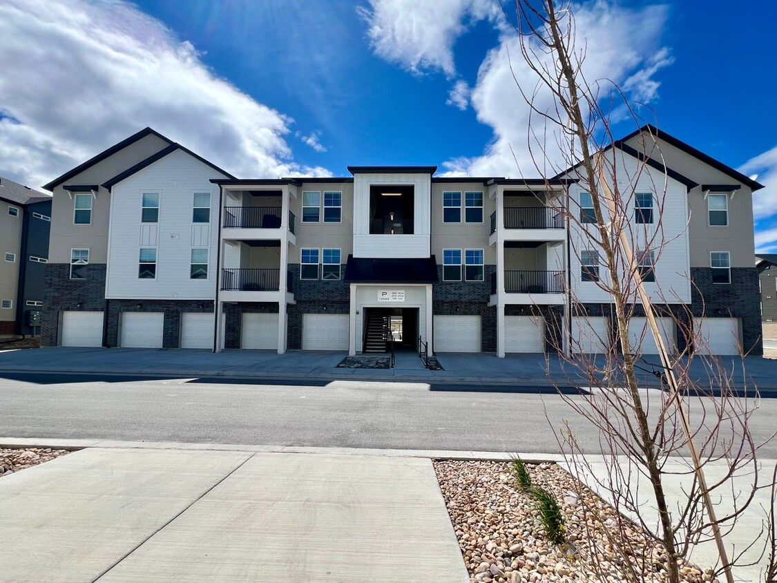 Foto principal - Brand-new Condo Conveniently Located in Ri...