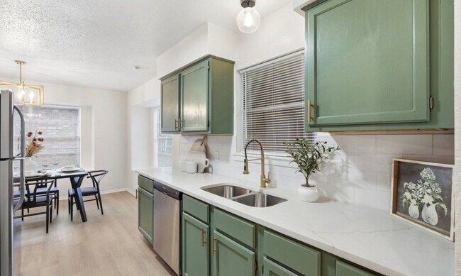 Building Photo - 4706 Esterbrook