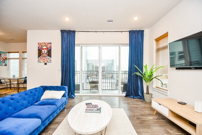 Foto del edificio - 5811 Fairdale Ln