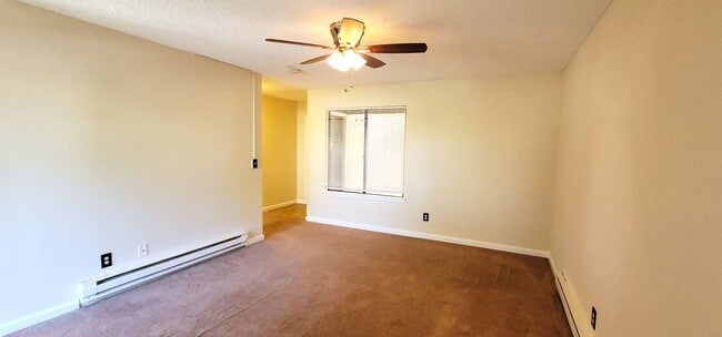 Foto del edificio - Large one bedroom one bath ground-floor unit with patio.