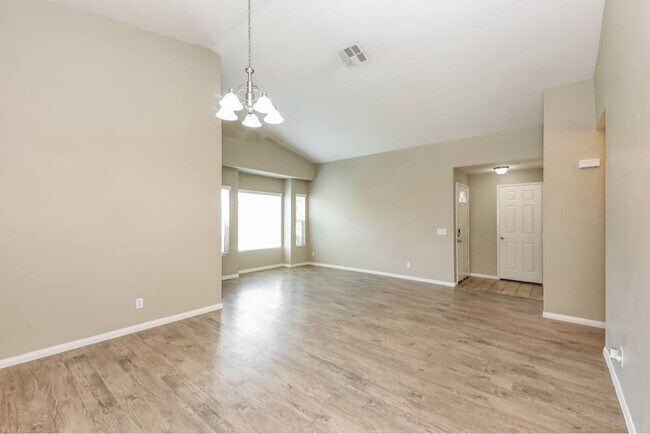 Building Photo - 39746 Sunrose Dr