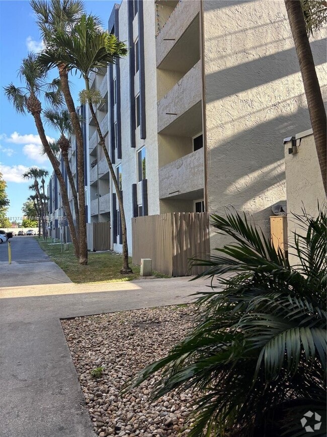 Building Photo - 10000 NW 80th Ct