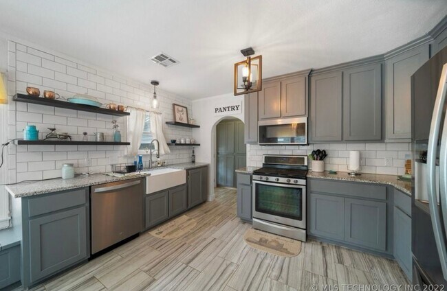 Building Photo - Charming 3/1.5 bath completely updated