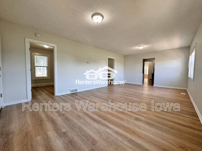 Building Photo - 3205 E Court Ave