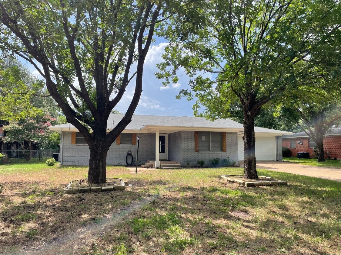 Foto principal - Available Now! Limit of 2 pets. Charming 3...