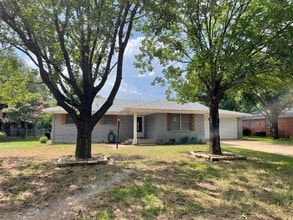 Building Photo - 2314 Robin Rd