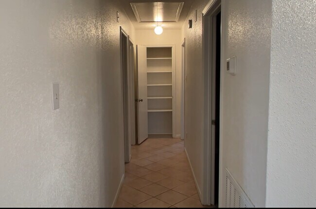 Foto del edificio - 11826 Roandale Dr