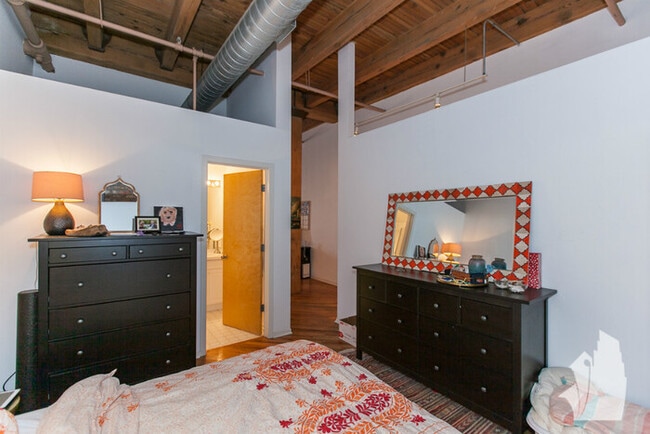 Building Photo - Stunning West Loop Timber Loft (with parki...