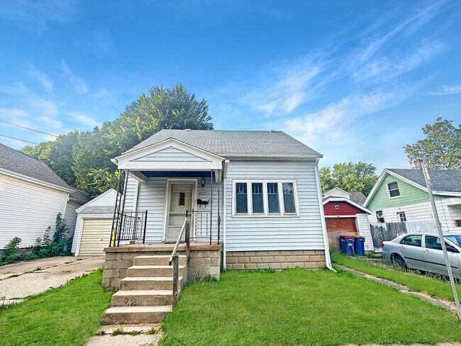 Building Photo - Two Bedroom, 1 Bath with Detached Garage!