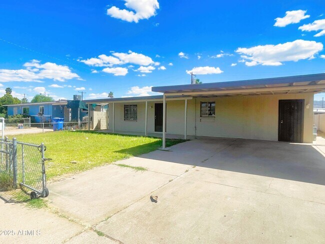 Foto del edificio - 2321 E Lynne Ln