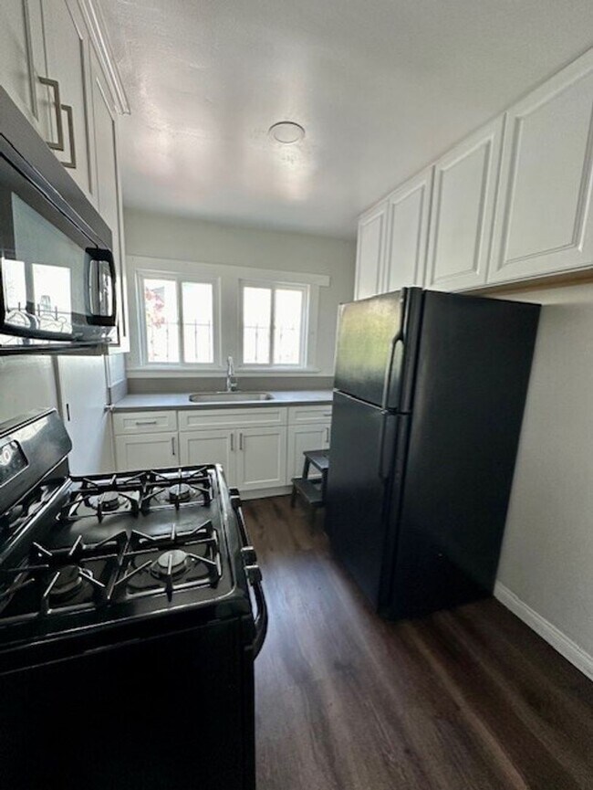 Building Photo - Nestled in the vibrant heart of Los Angele...