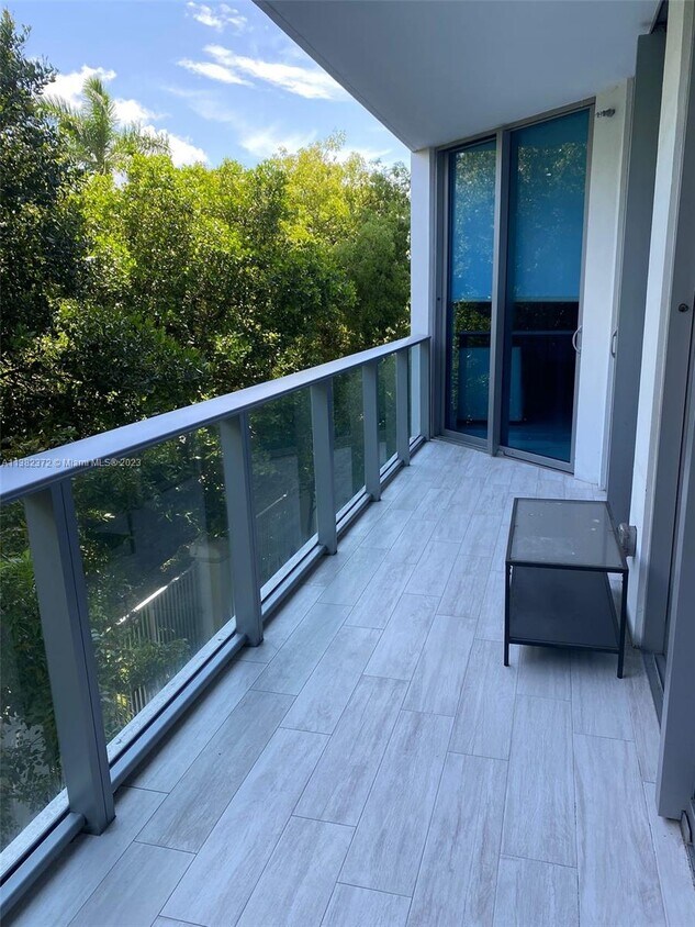 17301 Biscayne Blvd Unit 206, North Miami Beach, FL 33160 Room for