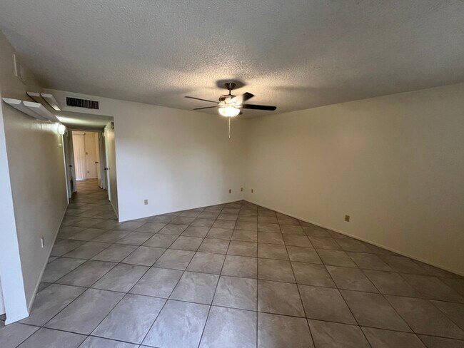 Building Photo - Beautiful 2 Beds 1.5 Baths Townhome in Sun...