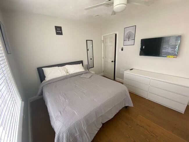 Foto del edificio - 636 E 121st Pl