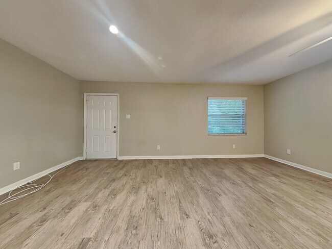 Foto del edificio - 2523 Lake Ellen Ln