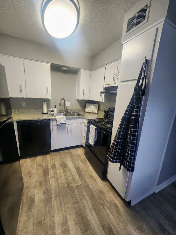 Building Photo - 4800 Cliffview Dr