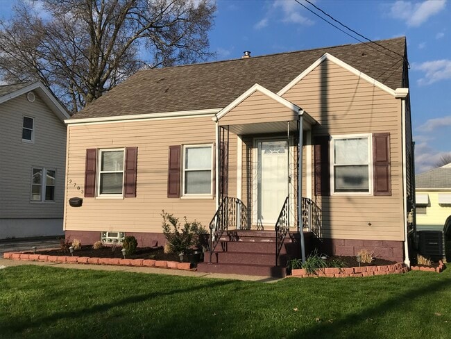 Building Photo - 2703 Oakwood Drive
