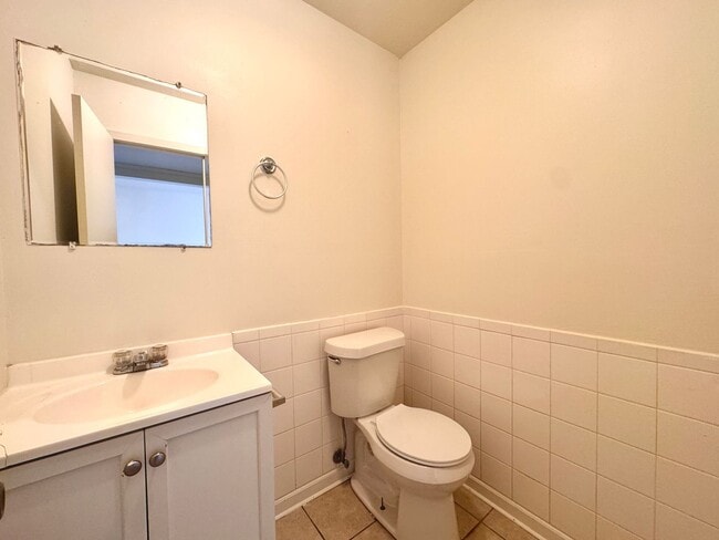 Building Photo - 2/1.5 Townhouse in Newport