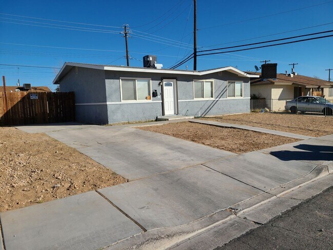 Building Photo - SINGLE STORY *3 BEDROOM* 1BATH* RV PARKING