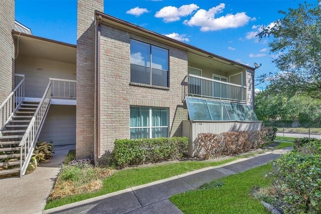 Building Photo - 2120 Wilcrest Dr