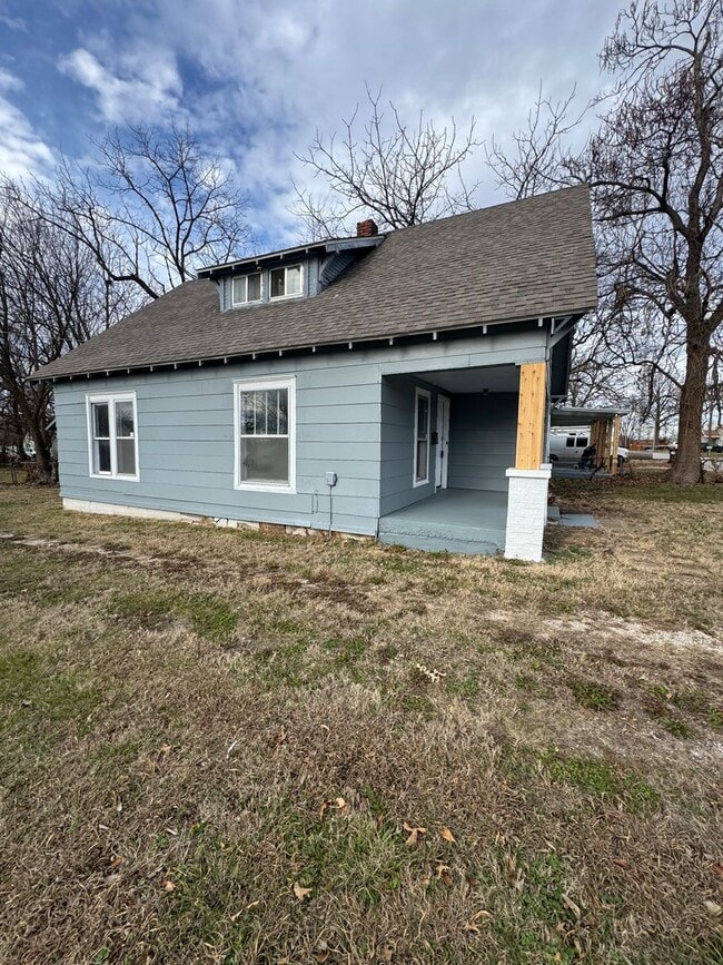 Foto del edificio - 4 bedroom/1 bath house w/storage building