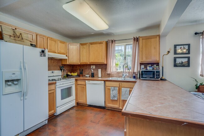Building Photo - 1730 N Campbell Ave