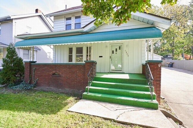 Building Photo - 5 Bedroom 2 Bath Comfortable and Cozy Reno...