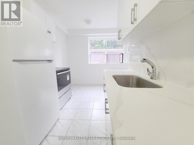 Building Photo - 4 Greenbrook Dr