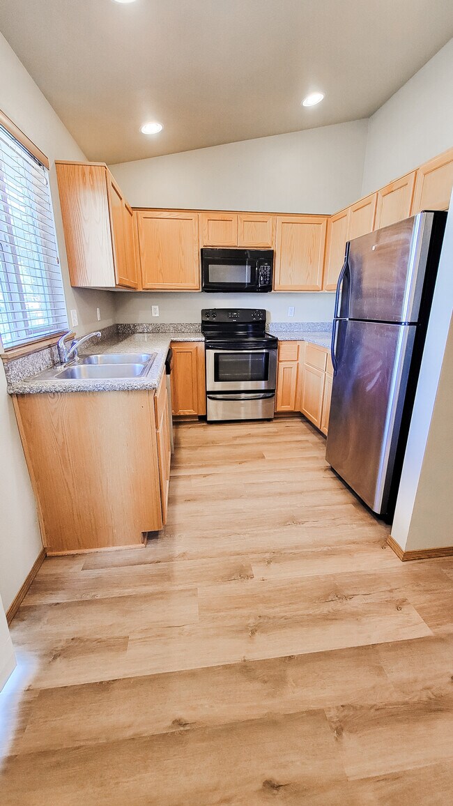 Kitchen with all appliances & granite countertops - 205 S Dewey Ave