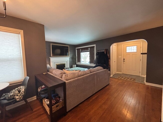 Building Photo - Storybook Bungalow with Beautiful Grounds