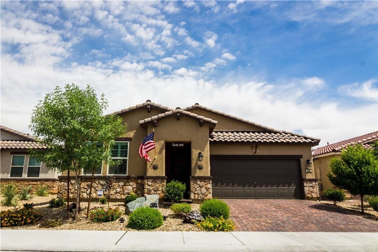 Foto principal - Single Story Home with Lush Backyard! Comi...