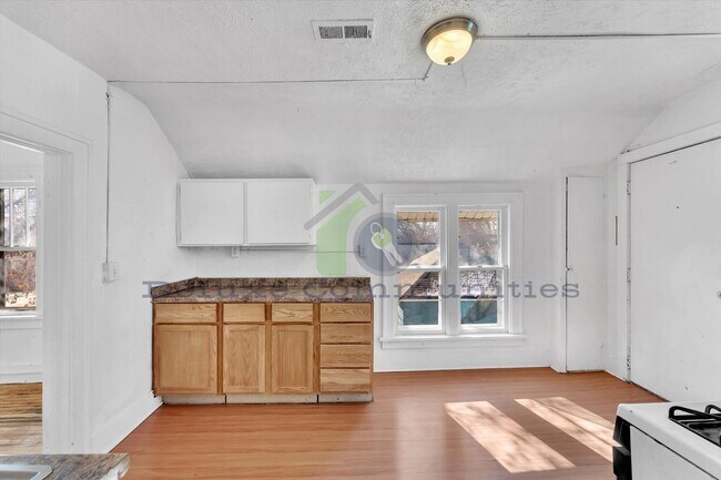 Building Photo - 2 Bedroom 1 Bathroom