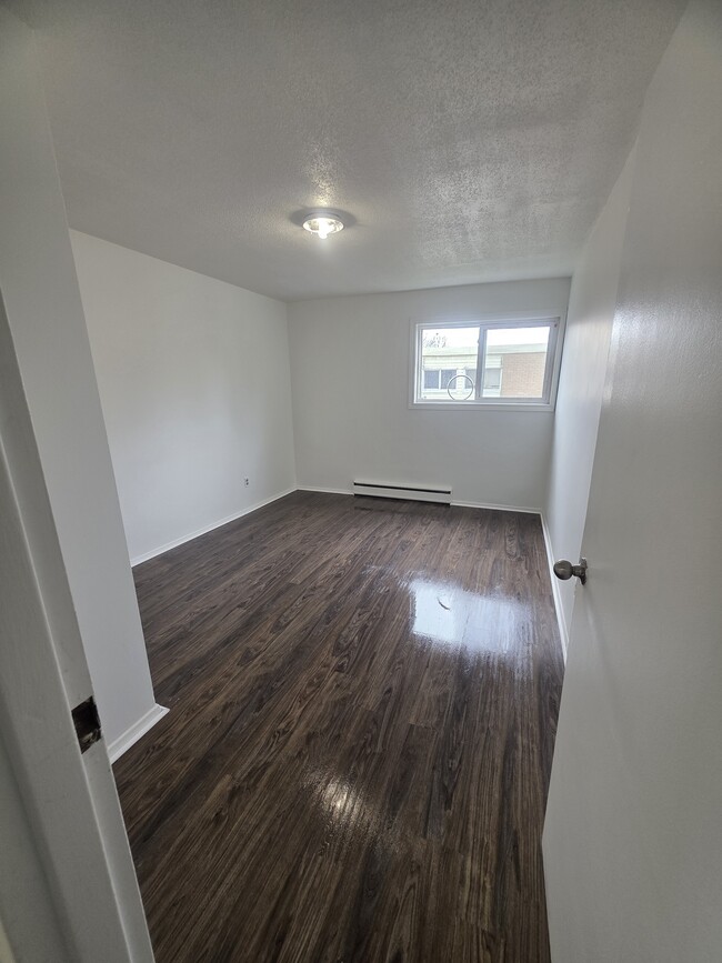 Building Photo - 70 Albert St