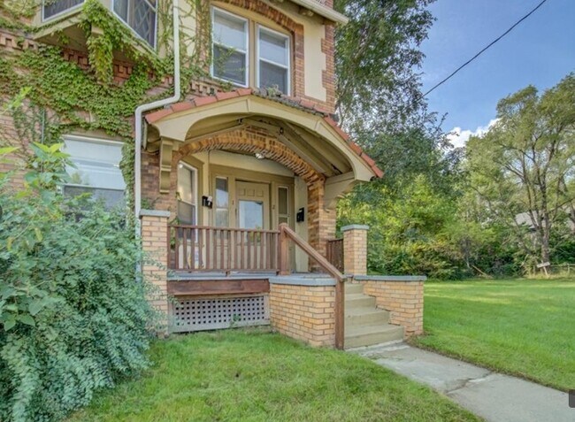 Building Photo - 10010 Lamont Ave