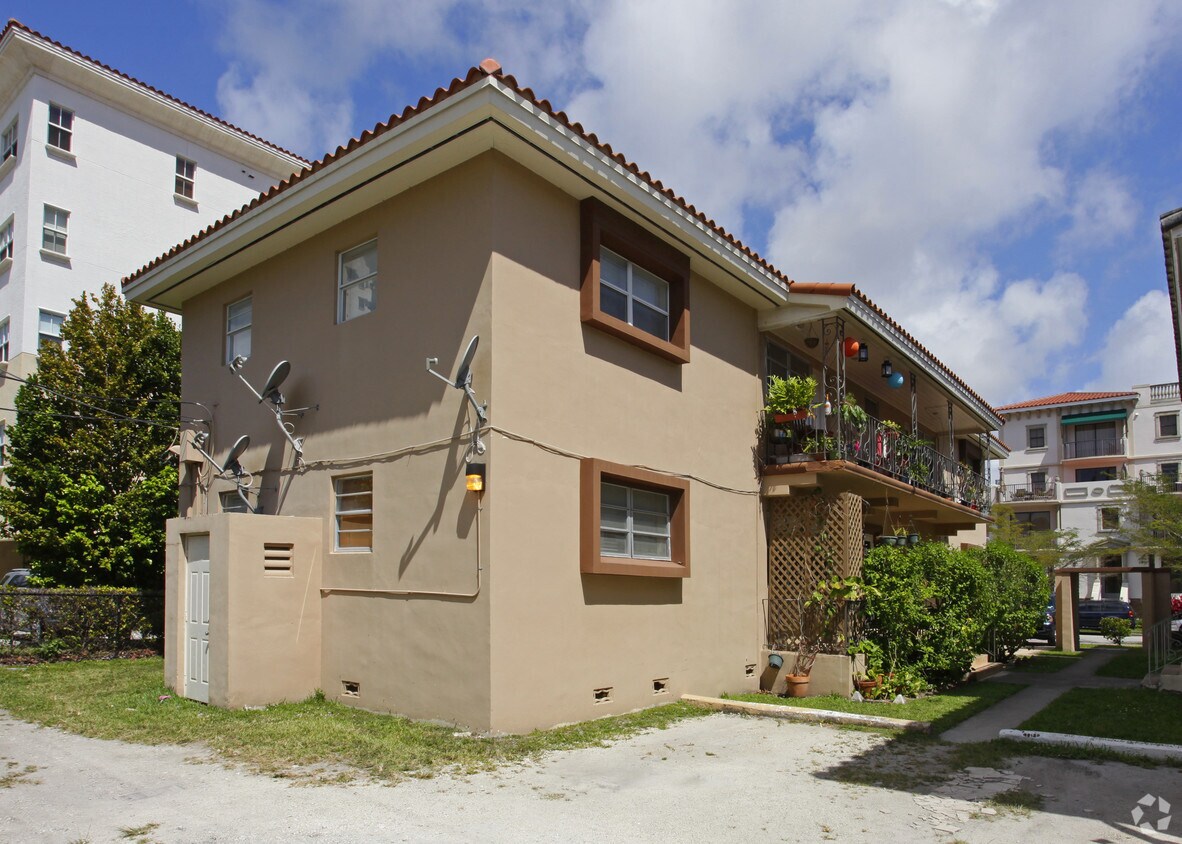 Building Photo - 110 Zamora Ave