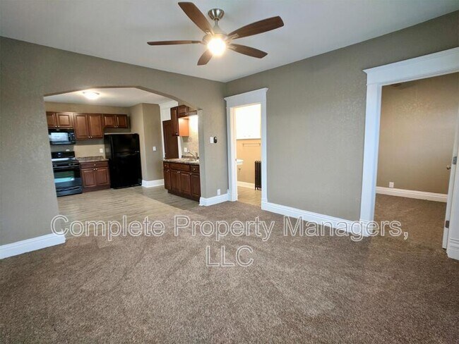 Foto del edificio - 221 E Main St