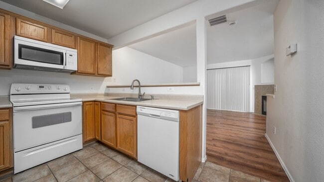 Building Photo - Charming Townhome in OCC