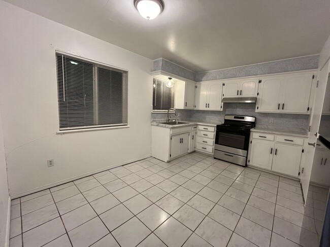 Building Photo - Great remodeled Edmond home