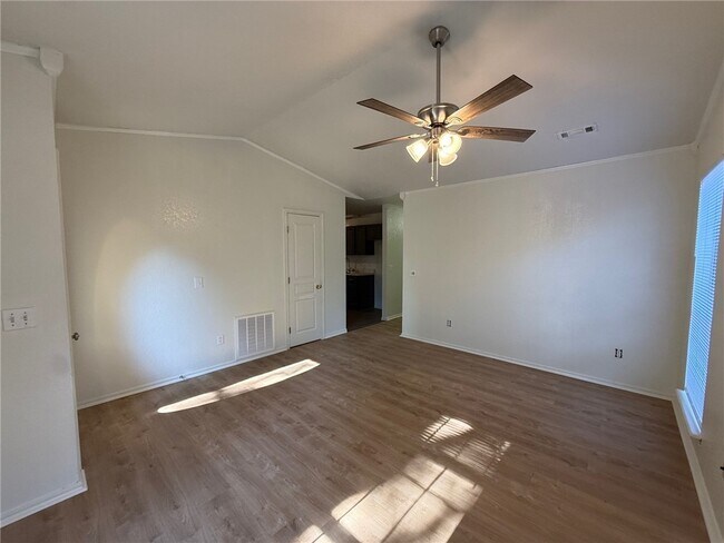 Foto del edificio - 854 Tamarack St