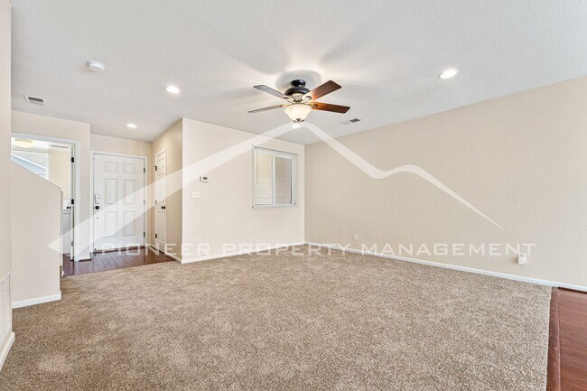 Foto del edificio - Charming Townhome with 1 Car Garage and Central A/C