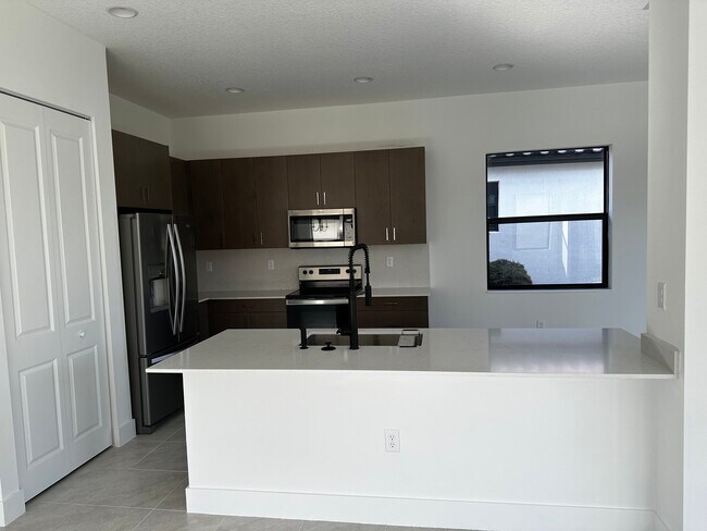 Electrodomésticos modernos - 5693 Cassidy Ln