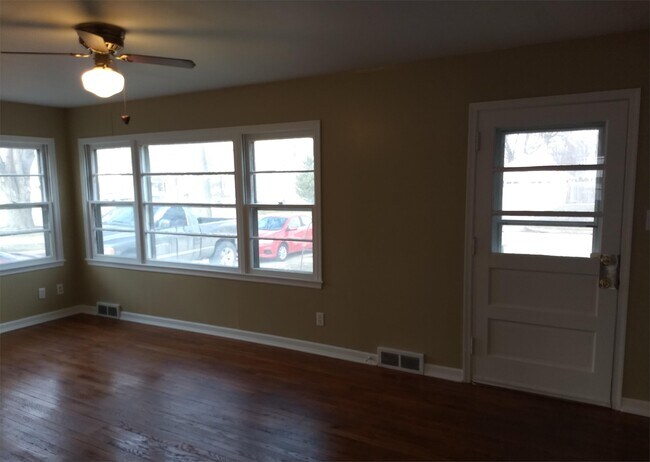 Building Photo - 735 N Pebble St