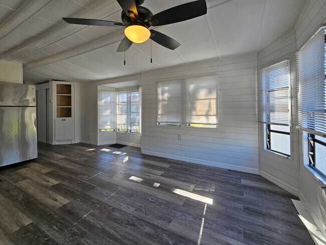 Foto del edificio - 1/1 Manufactured Lake Front home located in Camo-a-wyle community