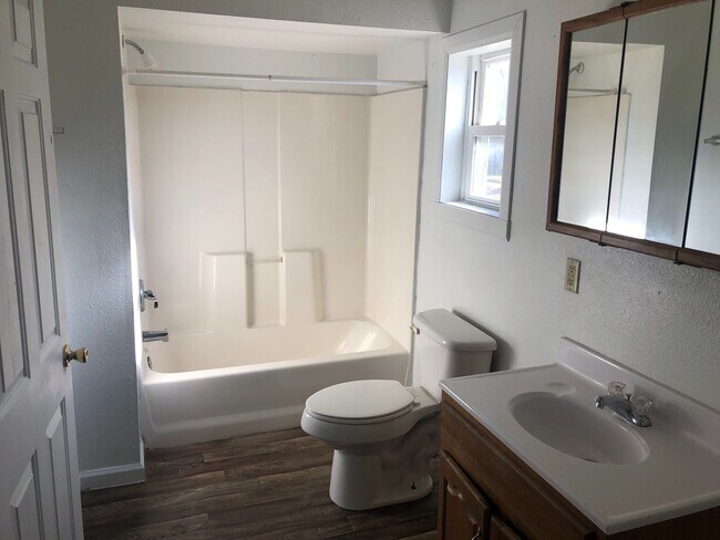 Foto del edificio - Fantastic 4 bedroom 2 full bath,