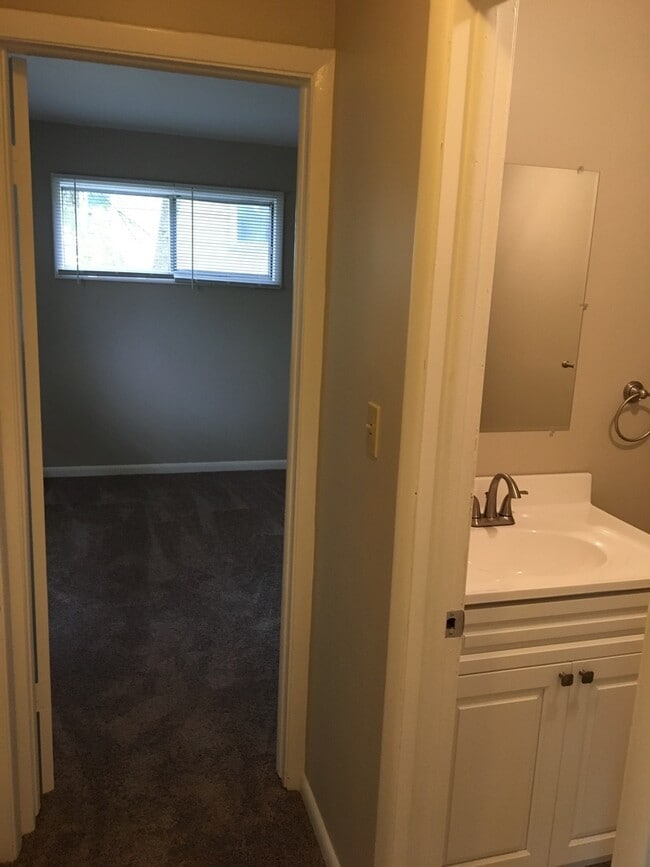 Building Photo - Spacious 4 bedroom 1.5 bath ranch Eastwood