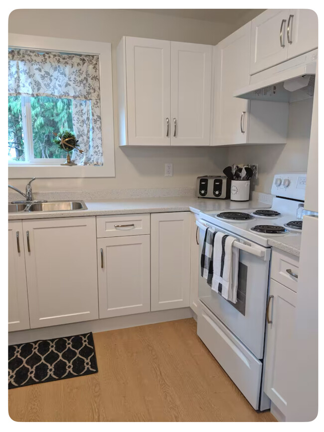 Full kitchen w/ dishwasher - 32935 1st Av