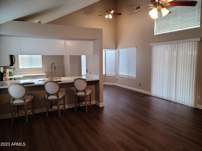 Building Photo - 823 E Rockwell Dr