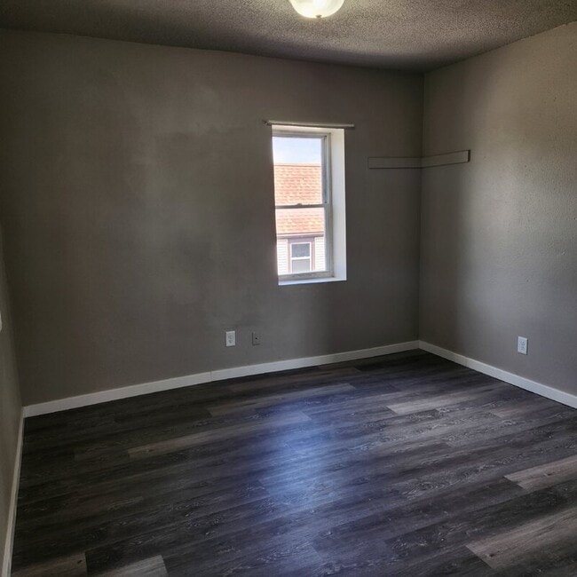 Building Photo - 1513 Des Moines St