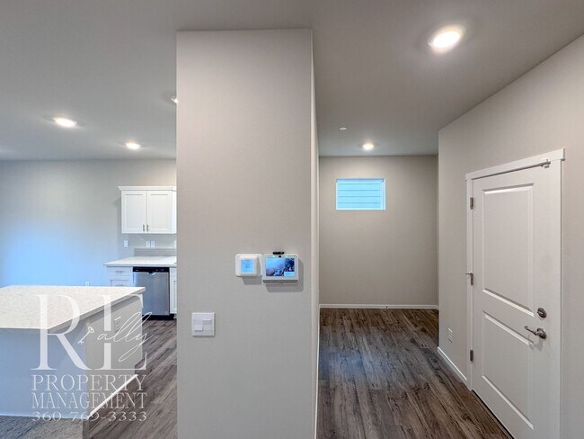 Foto del edificio - Light-Filled Newer Bremerton Home with Loft, Fenced Yard & 2-Car Garage