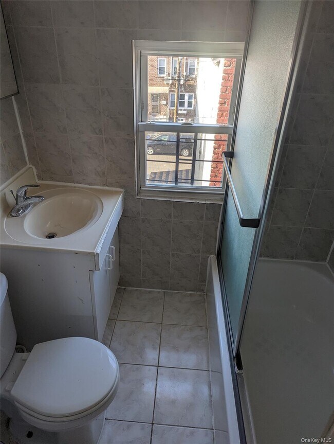Foto del edificio - 105-06 Pinegrove St